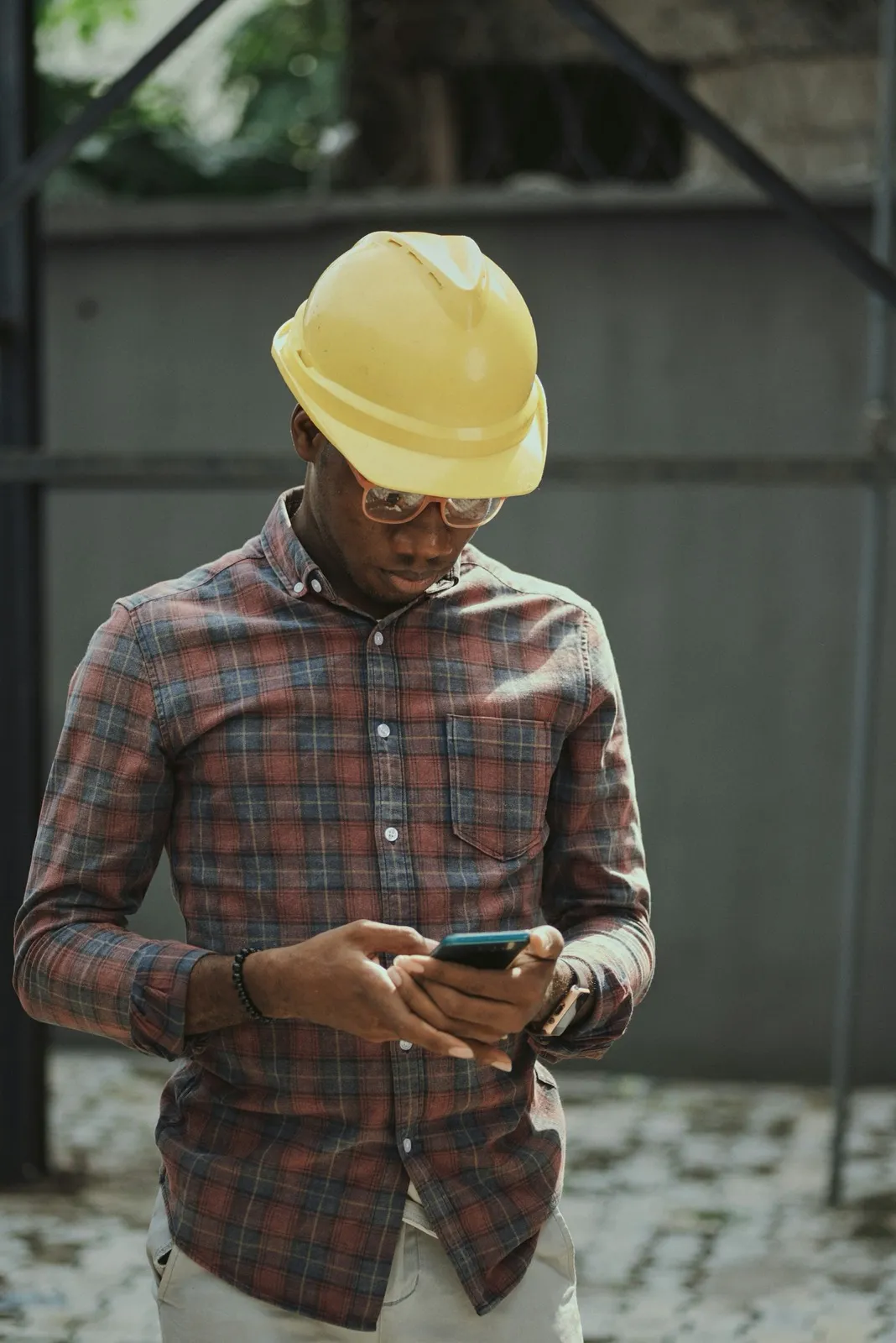Tradesperson receiving AI chatbot lead notification on phone